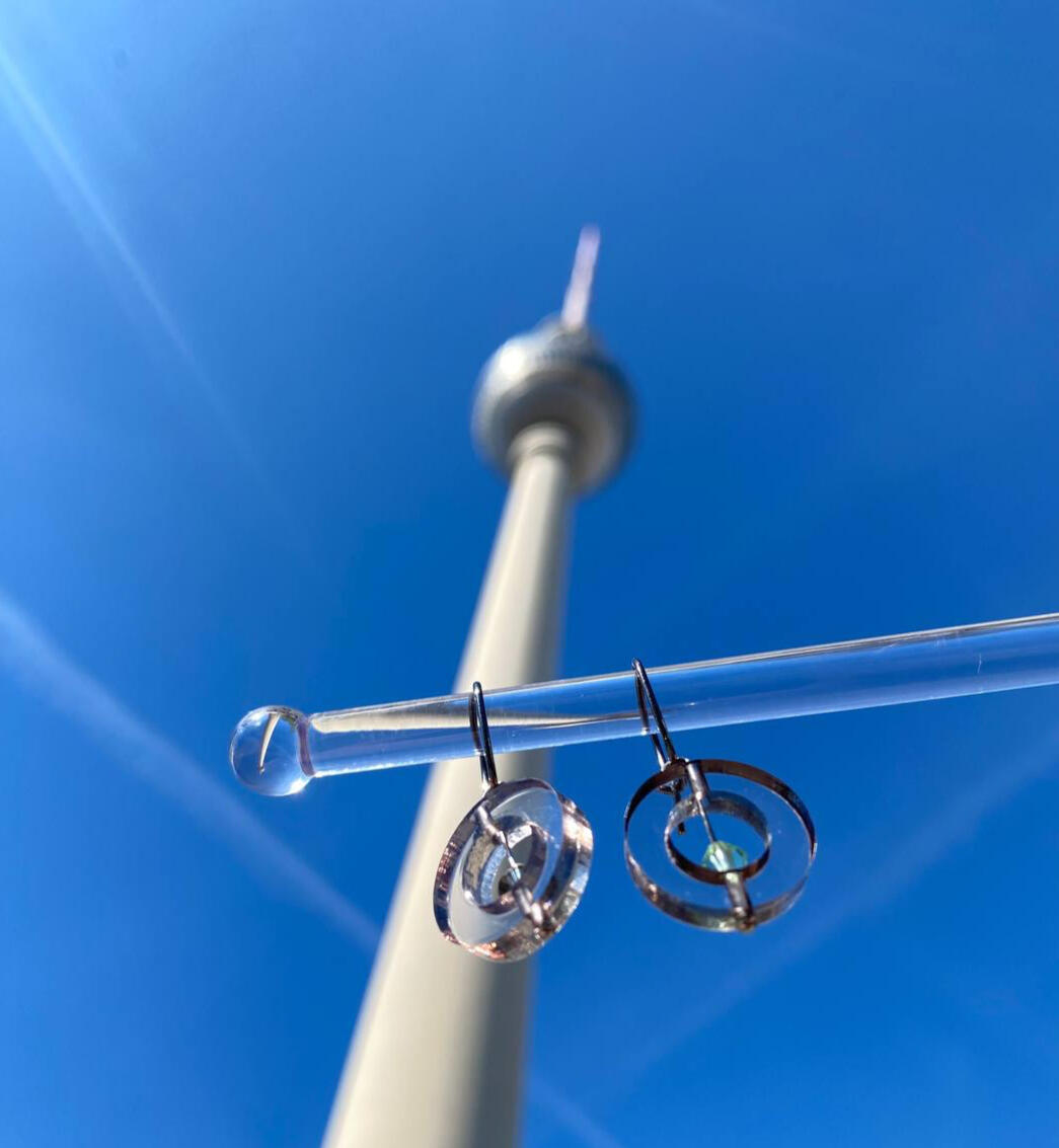 Handgefertigte Ohrringe vor dem Berliner Fernsehturm